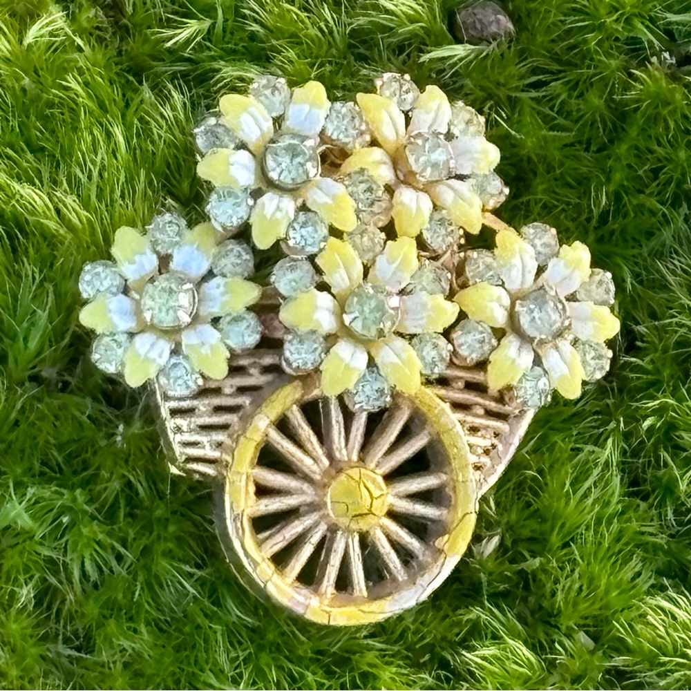 Lovely Vintage Daisy Basket Brooch!